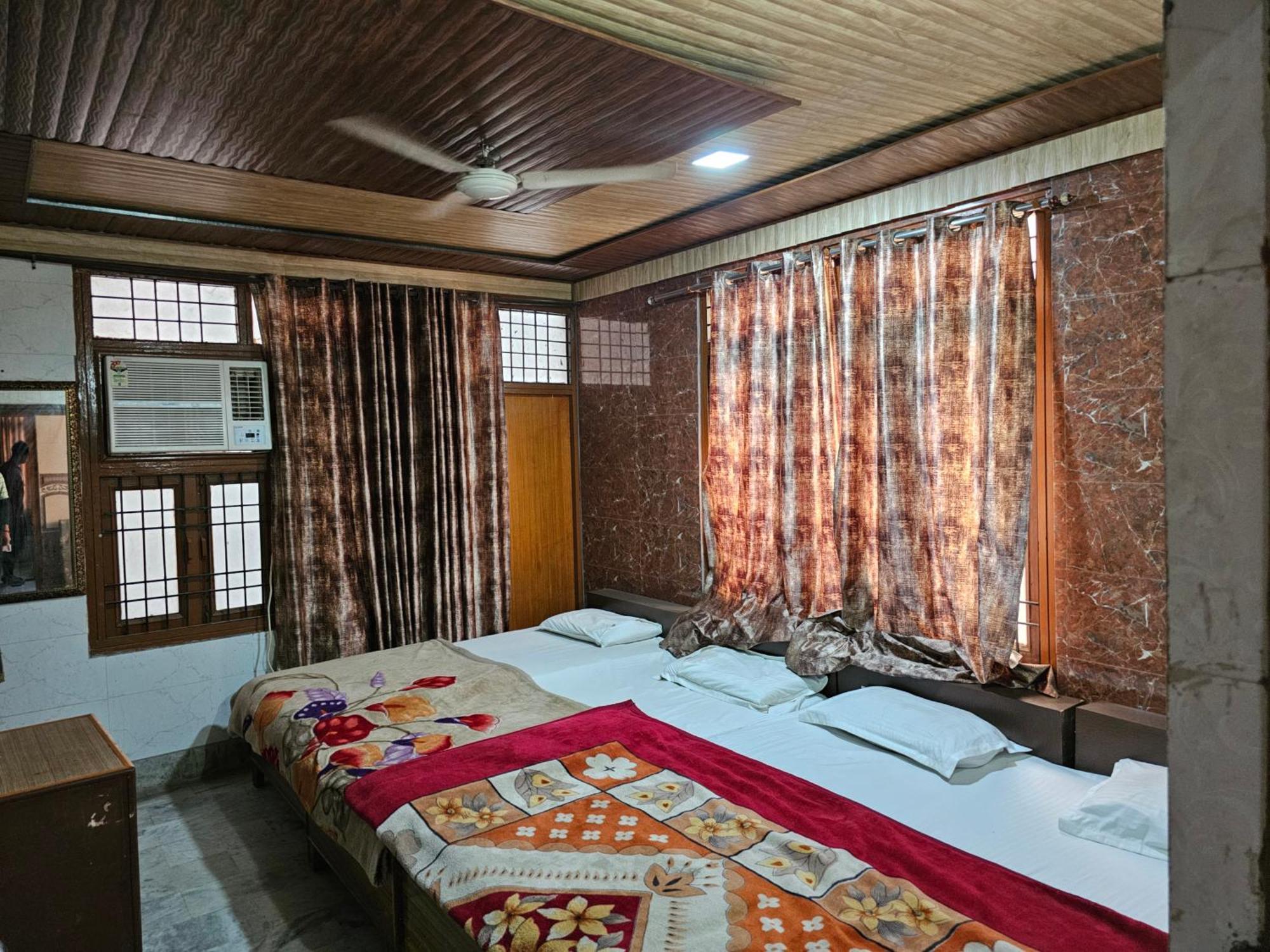 Subhadra Guest House Mathura Rum bild
