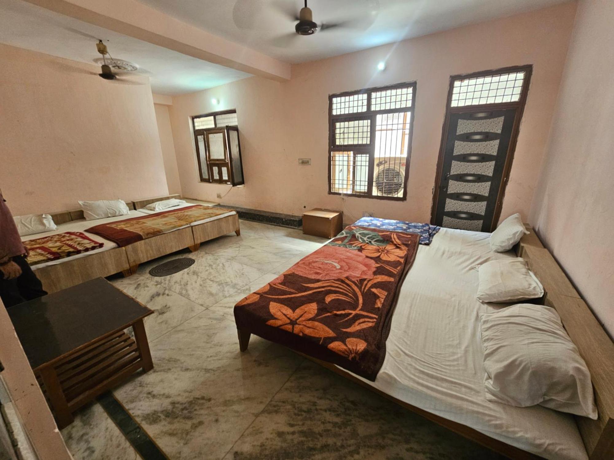 Subhadra Guest House Mathura Rum bild